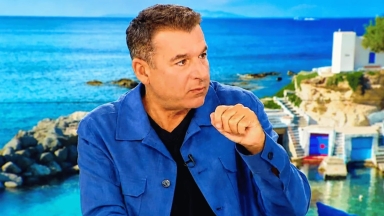 Ο Λιάγκας έβαψε τα μαλλιά του αλλά... το μετάνιωσε: «Πλενόμουν μία ώρα να φύγει η μπογιά, δεν μου άρεσε η εικόνα μου»
