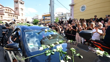Οδύνη και σπαραγμός στο μεγάλο «φινάλε» του Γιώργου Μαζωνάκη: Tο τελευταίο χειροκρότημα και η ταφή στο Γ’ Νεκροταφείο (vids)