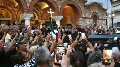 Μαζωνάκης: Γιατί κάποιοι νιώθουν την ανάγκη να βγάλουν βίντεο το φέρετρο;