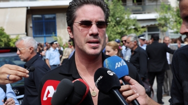 «Νιώθω κάποιες ενοχές»: Είπε ο Νίκος Οικονομόπουλος στο τελευταίο «αντίο» στον Γιώργου Μαζωνάκη 
