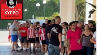 Χαμός στο Χίλτον από φίλους του Ολυμπιακού για να φωτογραφηθούν με τα τρόπαια της ομάδας