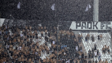 Καταρρακτώδης βροχή στην Τούμπα, επέστρεψαν στα αποδυτήρια ΠΑΟΚ και ΟΦΗ πριν τη σέντρα του δεύτερου ημιχρόνου