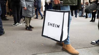 Τέλος αυτοκρατορίας για τη Shein; Ζημίες 99 εκατ. δολαρίων από το «χαράτσι» των 3 ευρώ (vid)