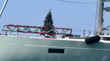 «Άντε και καλά μας Χριστούγεννα»: Στόλισαν χριστουγεννιάτικο δέντρο πάνω σε σκάφος στα Σύβοτα από την 1η Σεπτεμβρίου (vid)