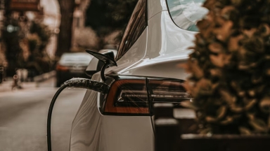 «Μάλλον το λογότυπο της Tesla δεν ήταν αρκετό»: Οδηγός στη Γερμανία έλαβε πρόστιμο 55€ ενώ στάθμευσε σε θέση για ηλεκτρικά οχήματα
