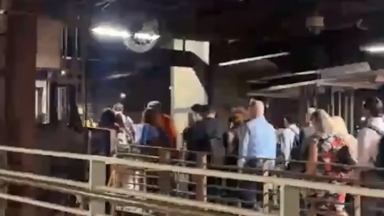 «Αυτή θα είναι η τελευταία σας μέρα στη Γη»: Πανικός σε τρένο της Νέας Υόρκης - Πηδούσαν από τα παράθυρα οι επιβάτες