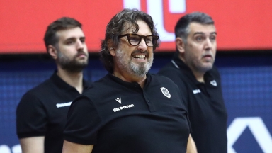 Έξαλλος ο Τρινκέρι στις δηλώσεις του: «Προσπαθώ ακόμα να καταλάβω πώς να διαχειριστώ τους διαιτητές, πάλι πάνω από 30 βολές!»