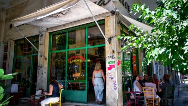 Τέλος εποχής για τη «Μουριά»: Κλείνει οριστικά το ιστορικό καφενείο των Εξαρχείων μετά από 111 χρόνια