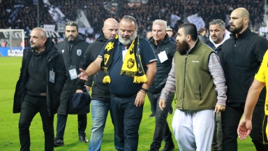 Διάλογος Ηλιόπουλου - Σαββίδη μέσα στον αγωνιστικό χώρο της Τούμπας: «Γιώργη, Γιώργη, Γιώργη...»