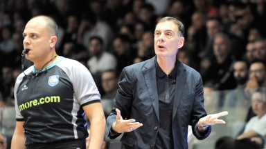 Η ενόχληση του Μπαρτζώκα στη συνέντευξη Τύπου μετά τη νίκη του Ολυμπιακού: «Ρε παιδιά μην ανοίγετε τώρα, αφού μιλάω...»