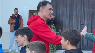 Ευχάριστη έκπληξη για τον Ολυμπιακό: Δεκάδες παιδιά υποδέχθηκαν την ομάδα στο Μέτσοβο!