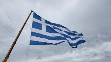 Υψώθηκε η μεγαλύτερη ελληνική σημαία στον κόσμο: Χρόνια πολλά από την Σαντορίνη