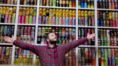 Αγόρασε ένα energy drink στην φοιτητική του εστία στην Ουγγαρία και κατέληξε με 2.000 «θεματικά» κουτάκια και παγκόσμιο ρεκόρ