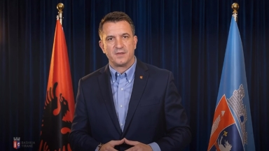 Μέσα από την φυλακή: Ο δήμαρχος Τιράνων συνεχίζει να ασκεί τα καθήκοντά του με την βοήθεια ΑΙ (vid)