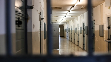 Ένας απρόσμενος σύμμαχος; Πώς η πτώση των τιμών της βενζίνης μείωσε τη βία στις φυλακές 
