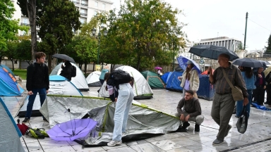 Φοιτητές στήνουν ξανά σκηνές στο Σύνταγμα: Διήμερος ξεσηκωμός με απεργία εκπαιδευτικών και κινητοποιήσεις σε όλη τη χώρα