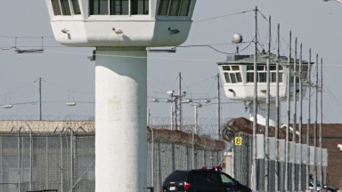 Απίστευτο περιστατικό σε καναδική φυλακή: Drone μετέφερε κοτομπουκιές και αλκοόλ σε κρατούμενο