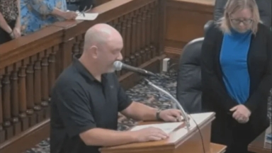 «Χαίρε Σατανά»: Σάλος στην Αϊόβα με πρώην δημοτικό σύμβουλο που άνοιξε τη συνεδρίαση με σατανιστική προσευχή (vid)