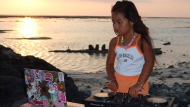  Εξάχρονη πίσω από τα decks: Η μικρότερη DJ στον κόσμο που παίζει σε κλαμπ στην Ιαπωνία (vid)