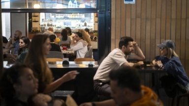 Πώς η κουλτούρα του καφέ υπερνικά τους περιορισμούς των μουλάδων στο Ιράν: Τα καφέ στην Τεχεράνη γεμίζουν από γυναίκες χωρίς μαντήλες αλλά και… αλκοόλ