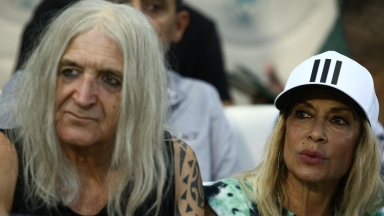 Στα άκρα η κόντρα Βίσση-Καρβέλα: «Εκείνος θα αποφασίζει ποιος θα ερμηνεύει τα τραγούδια του» (vid)