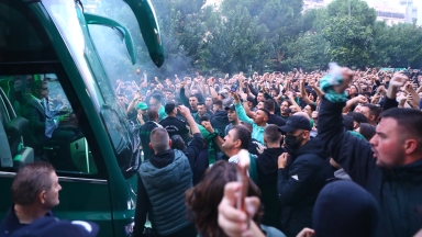 Πράσινη... τρέλα πριν το ντέρμπι: Φίλοι του Παναθηναϊκού πήγαν στο ξενοδοχείο της ομάδας