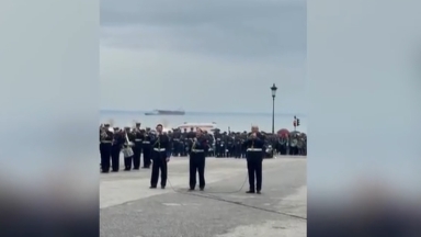 Θεσσαλονίκη: Τενόροι της μπάντας του Πολεμικού Ναυτικού ερμήνευσαν Μαζωνάκη στην Αριστοτέλους (vid)