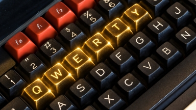 Γιατί τα πληκτρολόγια ξεκινούν με QWERTY και όχι με ABCD: Η μηχανική βλάβη που καθιέρωσε το σύστημα