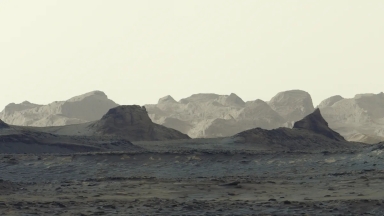 Η NASA κατέγραψε πανοραμικά την αυγή στον Άρη και αποκάλυψε ένα παράξενο γεωλογικό μυστήριο