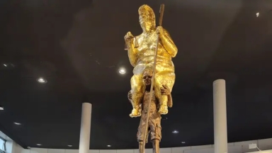 Γυμνός, χρυσός και στους ώμους ενός άνδρα: Δανός γλύπτης απεικονίζει τον Τραμπ σε άγαλμα έξω από το Ευρωκοινοβούλιο