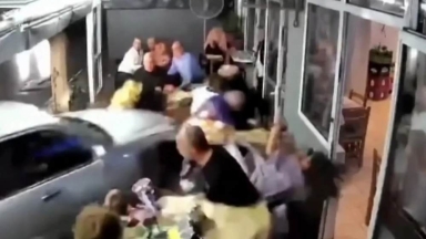 Τρόμος σε ταβέρνα της Θεσσαλονίκης: Η στιγμή που μεθυσμένος οδηγός πέφτει πάνω σε τραπέζια και εκτοξεύει θαμώνες (vid)