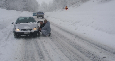 Πώς να τοποθετήσετε σωστά τις αντιολισθητικές αλυσίδες στο αυτοκίνητό σας (vid)