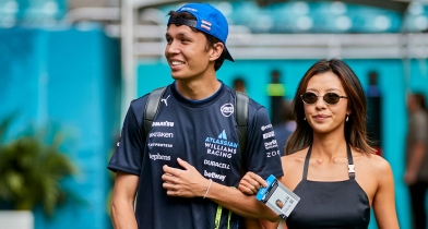 O Άλεξ Άλμπον αρραβωνιάστηκε και το ελληνικό ίντερνετ «λιώνει» με το όνομα της νύφης