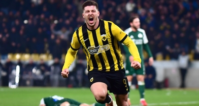 Ο Γιόβιτς πανηγυρίζει επί του Παναθηναϊκού