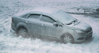 Πάγος στο παρμπρίζ; 5 έξυπνα tip για να το ξεπαγώσεις σε δευτερόλεπτα