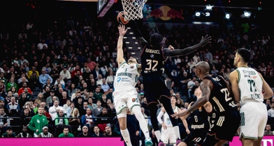 Ένα σκάφος που μπάζει νερά