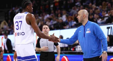 Ο Βασίλης Σπανούλης με τον Κώστα Αντετοκούνμπο