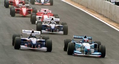 Σαν Σήμερα: Αγώνες-παρωδία στην F1 και μάχες στο MotoGP (vid)