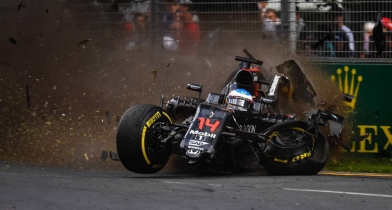 Σαν Σήμερα: To ανατριχιαστικό ατύχημα του Αλόνσο και η εντυπωσιακή πρεμιέρα της F1 στην έρημο (vid)