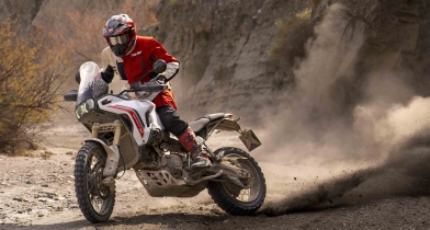 Ducati DesertX 2026: Ριζική ανανέωση μέσω ολικής επαναφοράς (vid)