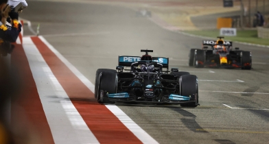 Σαν Σήμερα: H συγκλονιστική μάχη Χάμιλτον-Φερστάπεν στο Μπαχρέιν (vid)