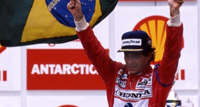 Σαν Σήμερα: Η επική νίκη του Σένα και τα team orders της Red Bull (vid)
