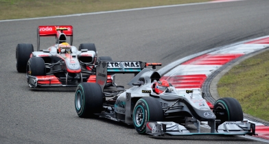 Σαν Σήμερα: To 1-2 της McLaren σε ένα «τρελό» GP Κίνας (vid)