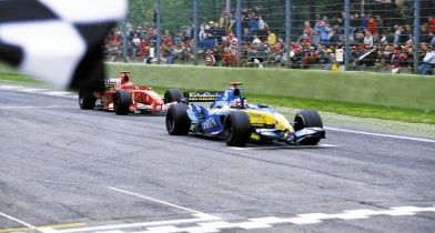 Σαν Σήμερα: Ο Αλόνσο νίκησε τον Σουμάχερ μέσα στην Ίμολα (vid)