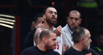 Έξαλλος Τζέιμς: Έκανε κίνηση χρηματισμού προς τους διαιτητές και αποβλήθηκε