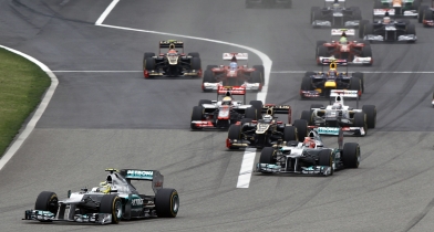 Σαν Σήμερα: Η Mercedes κέρδισε για πρώτη φορά μετά από 57 χρόνια στην F1 (vid)