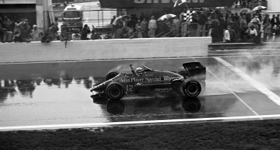 Σαν Σήμερα: Η παρθενική νίκη του Σένα στην F1 (vid)