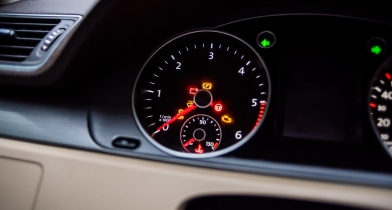 Ποιες ενδείξεις στον πίνακα οργάνων του αυτοκινήτου υποδηλώνουν σοβαρό πρόβλημα