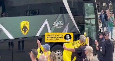 Το video του Gazzetta από την άφιξη της αποστολής της ΑΕΚ στο γήπεδο, αποθέωση από τους φίλους της Ένωσης και της Μάλαγα