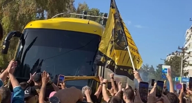 «Πανικός» και «νάτοι, νάτοι οι πρωταθλητές» στην άφιξη της ΑΕΚ στη Νέα Φιλαδέλφεια!